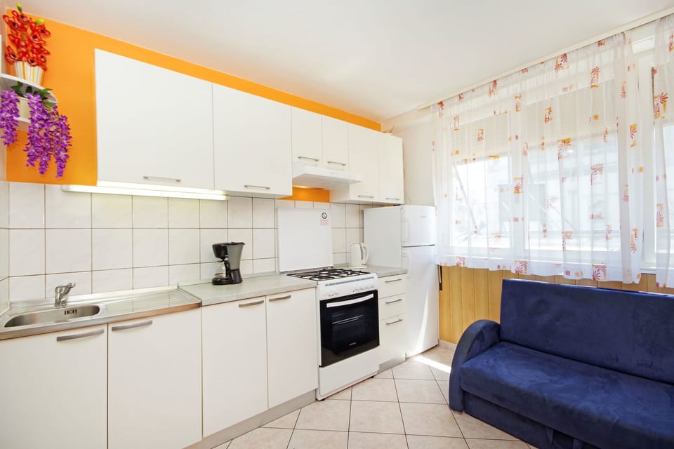 Private kitchen | Fridge, microwave, oven, stovetop