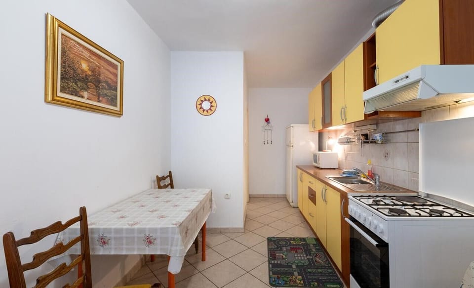 Apartment (A3) | Private kitchen | Fridge, microwave, oven, stovetop