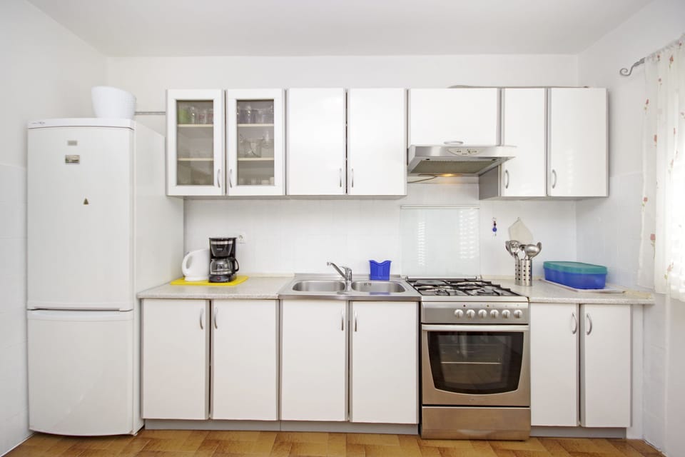 Private kitchen | Fridge, microwave, oven, stovetop