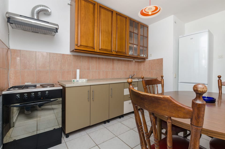 Private kitchen | Fridge, microwave, oven, stovetop