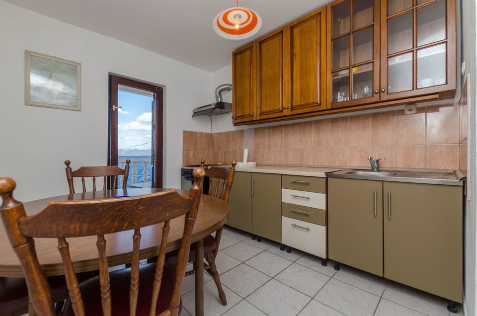Private kitchen | Fridge, microwave, oven, stovetop