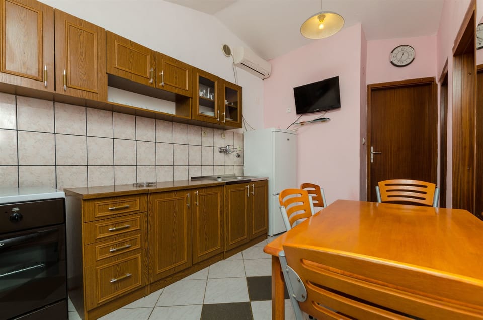 Private kitchen | Fridge, microwave, oven, stovetop