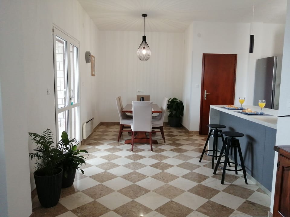 Private kitchen | Fridge, microwave, oven, stovetop