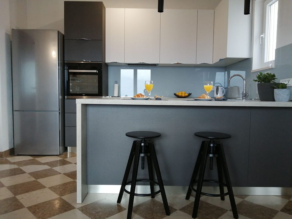 Private kitchen | Fridge, microwave, oven, stovetop