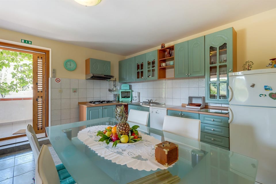 Private kitchen | Espresso maker, fridge, microwave, stovetop