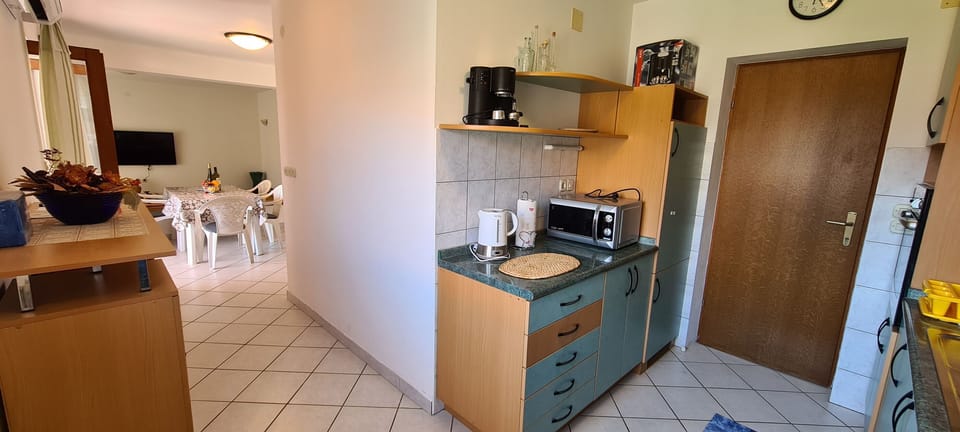 Apartment (A1) | Private kitchen | Fridge, microwave, oven, stovetop