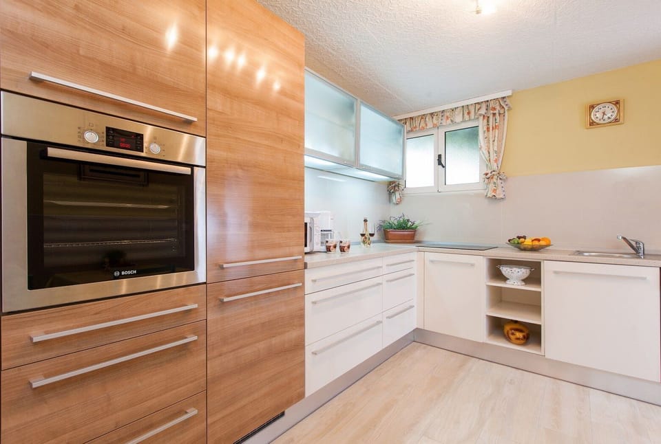 Private kitchen | Fridge, microwave, oven, stovetop