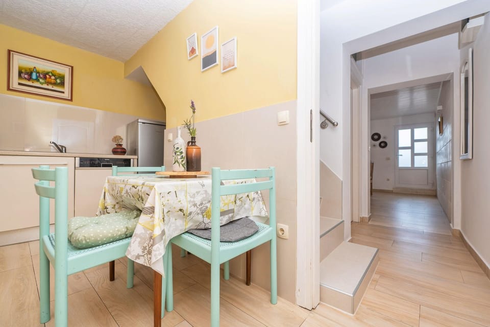 Private kitchen | Fridge, microwave, oven, stovetop