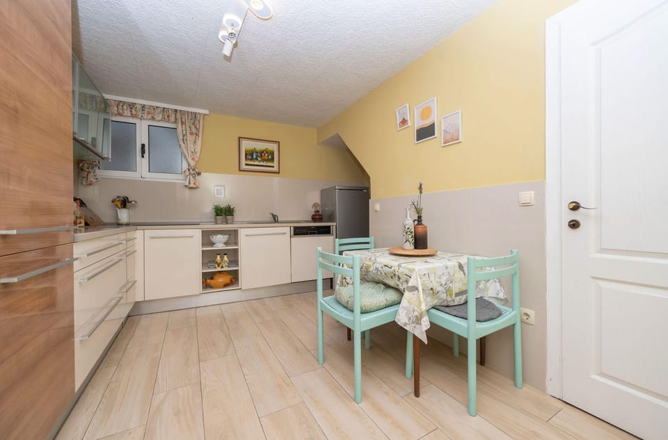 Private kitchen | Fridge, microwave, oven, stovetop
