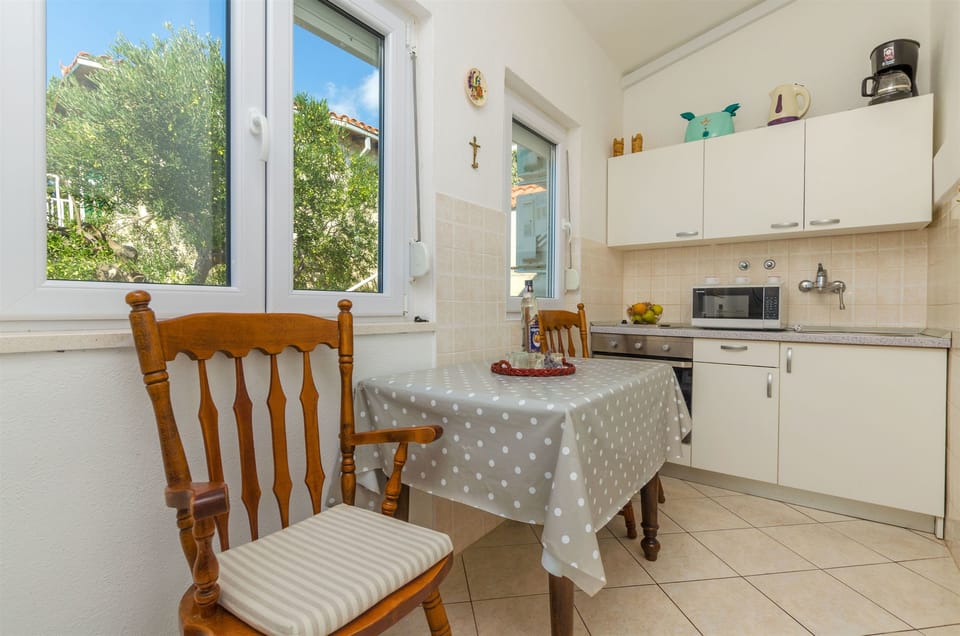 Private kitchen | Fridge, microwave, oven, stovetop