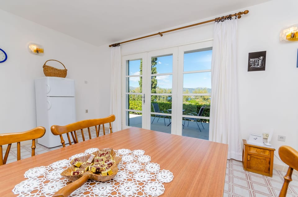Apartment (A1) | Dining