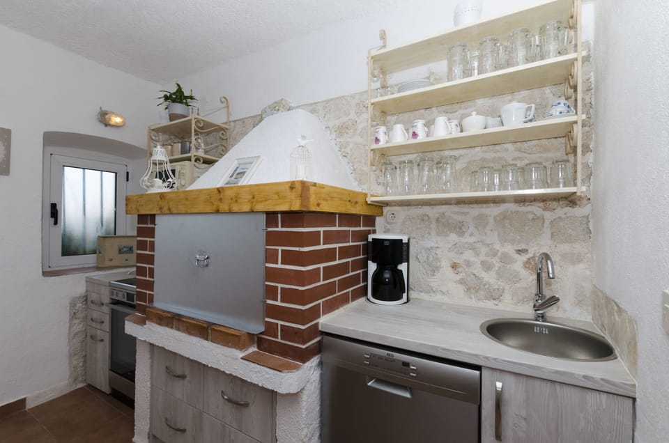 House | Private kitchen | Fridge, microwave, oven, stovetop