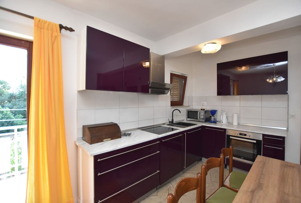 Apartment (A1) | Private kitchen | Espresso maker, fridge, oven, stovetop