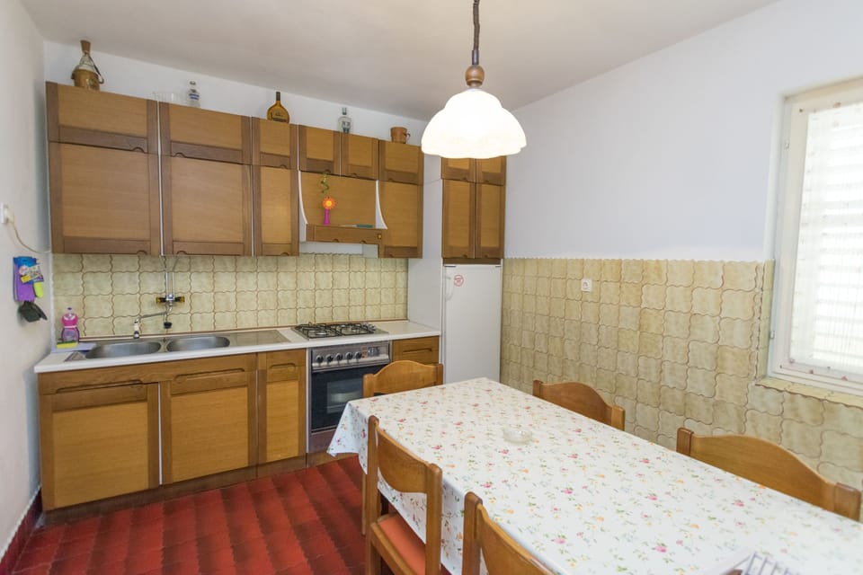 Private kitchen | Fridge, stovetop, cookware/dishes/utensils