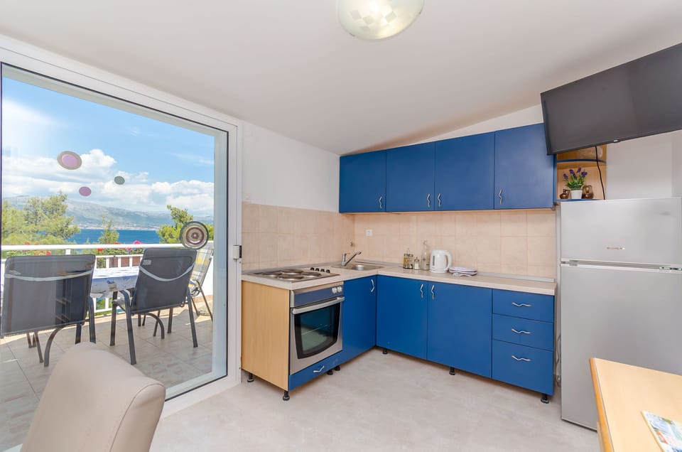 Apartment (A1) | Private kitchen | Fridge, oven, stovetop, espresso maker