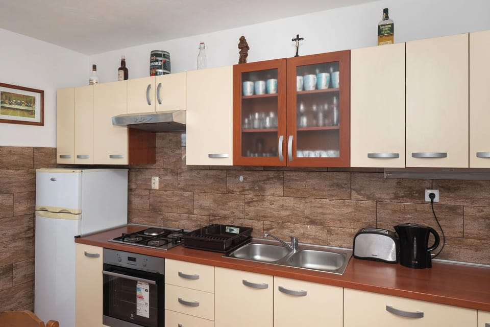 Apartment (A1) | Private kitchen | Fridge, microwave, oven, stovetop
