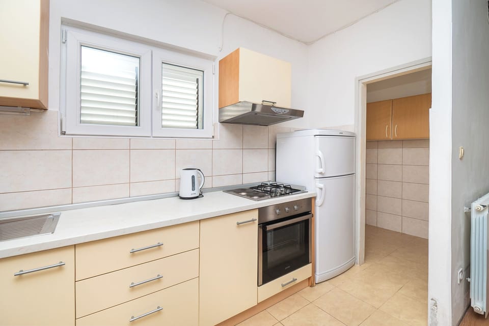 Apartment (A1) | Private kitchen | Fridge, microwave, oven, stovetop