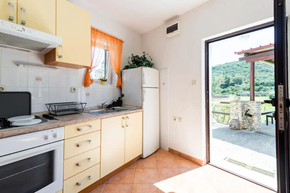 Private kitchen | Fridge, stovetop, electric kettle, dining tables