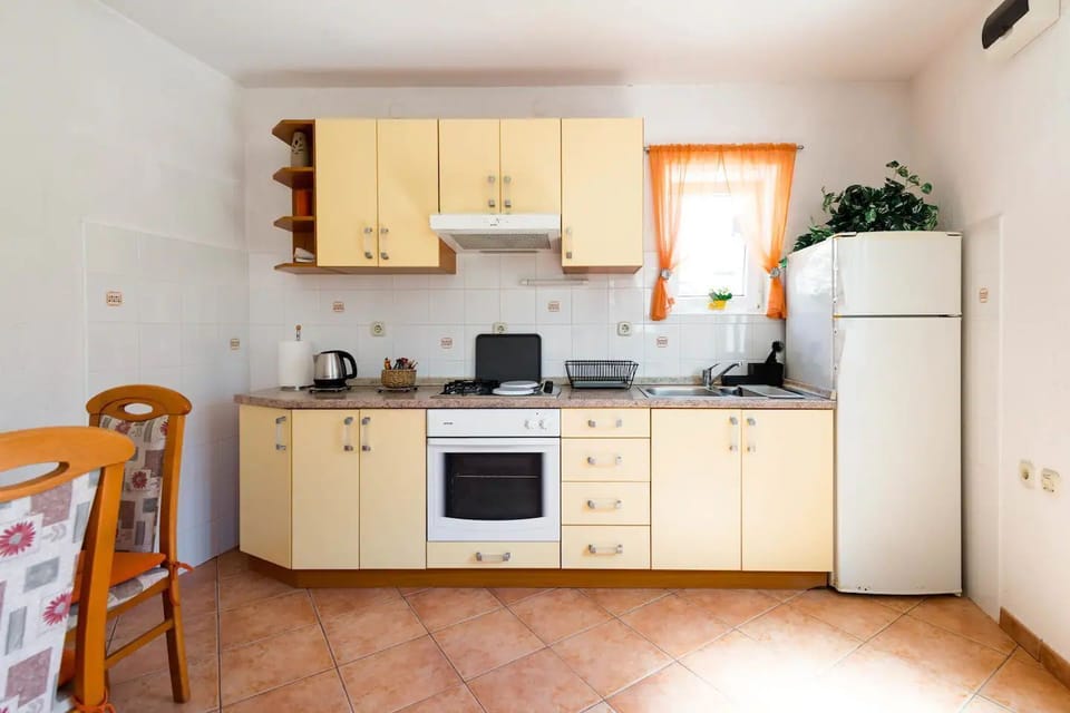 Private kitchen | Fridge, stovetop, electric kettle, dining tables