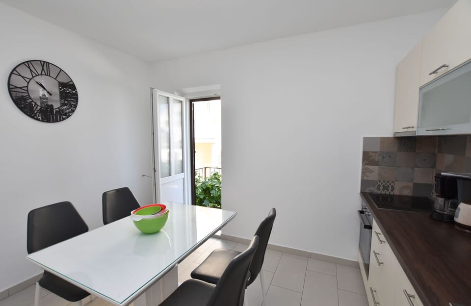 Private kitchen | Fridge, microwave, oven, stovetop