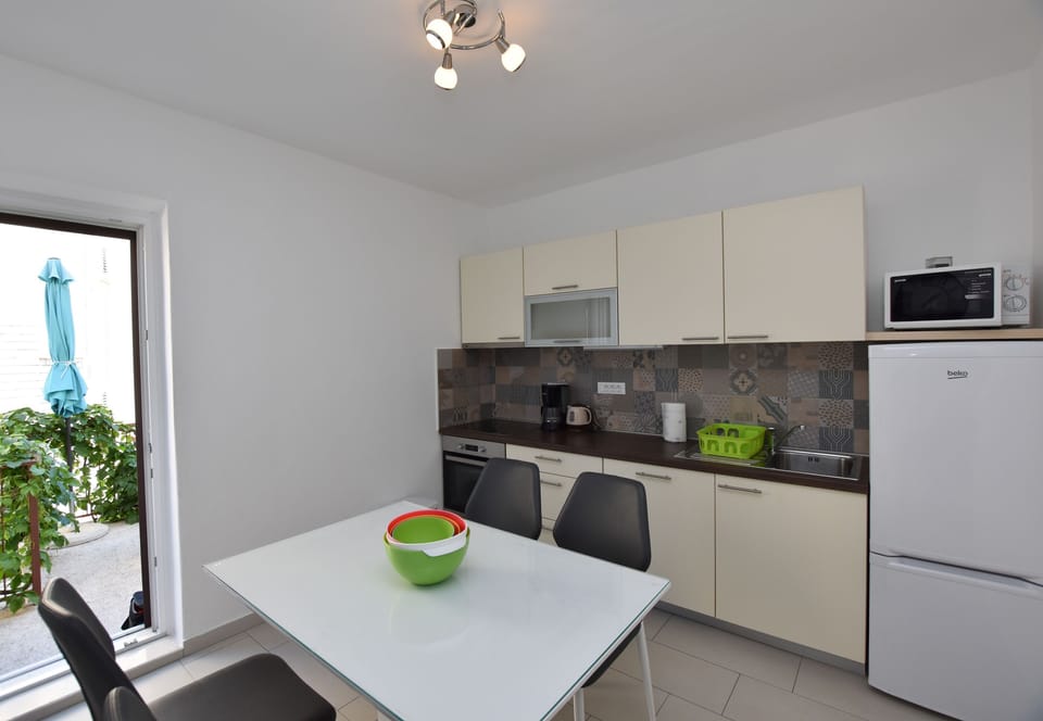 Private kitchen | Fridge, microwave, oven, stovetop