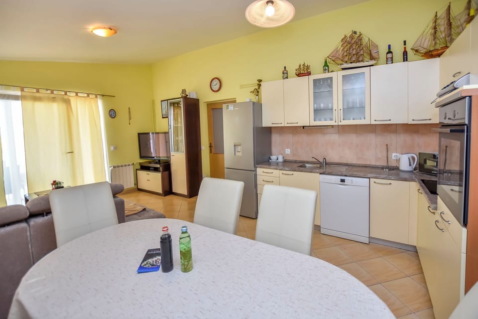 Apartment (A1) | Dining