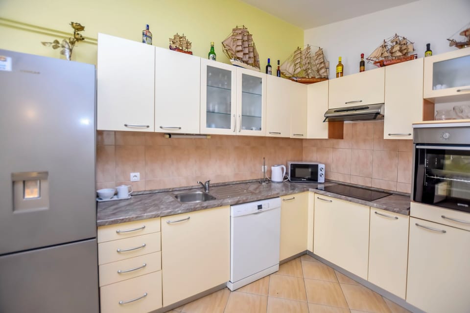 Apartment (A1) | Private kitchen | Fridge, oven, stovetop, dishwasher