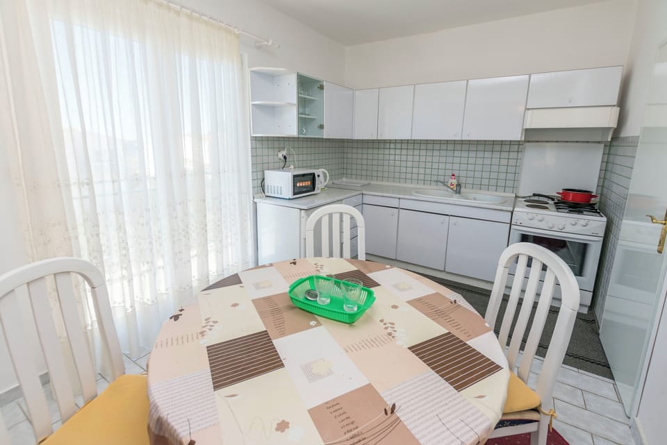 Apartment (A3) | Private kitchen | Fridge, oven, stovetop, electric kettle
