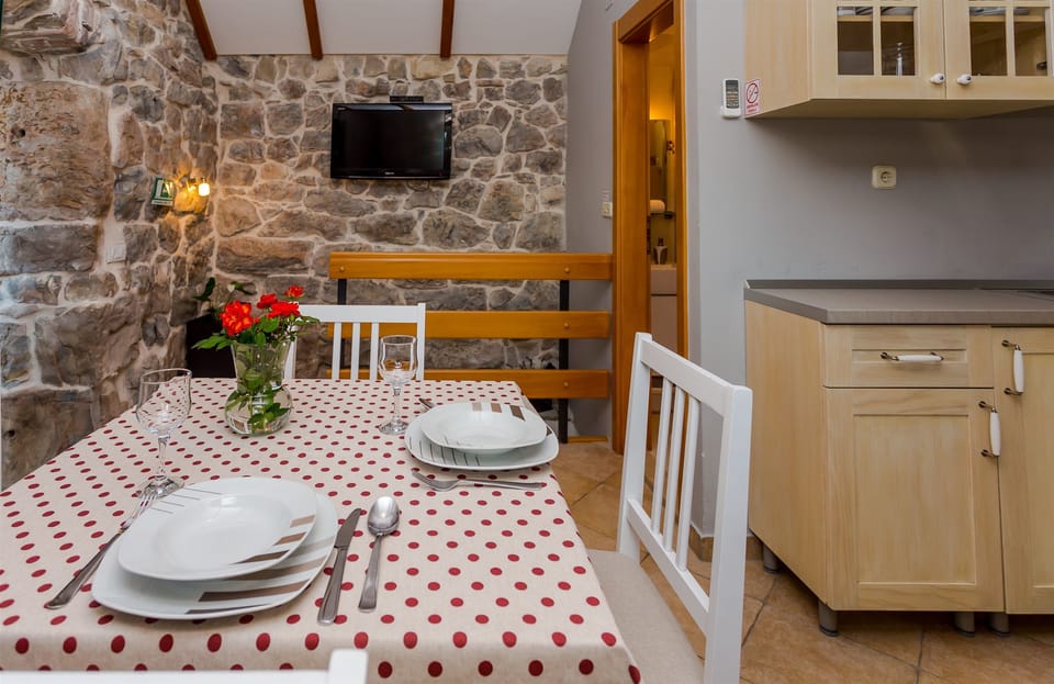 House | Private kitchen | Fridge, oven, stovetop, electric kettle