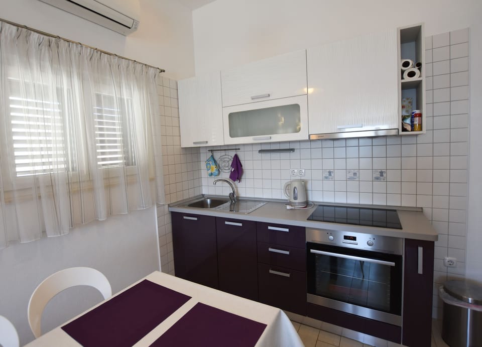 Apartment (A1) | Private kitchen | Fridge, oven, stovetop, electric kettle