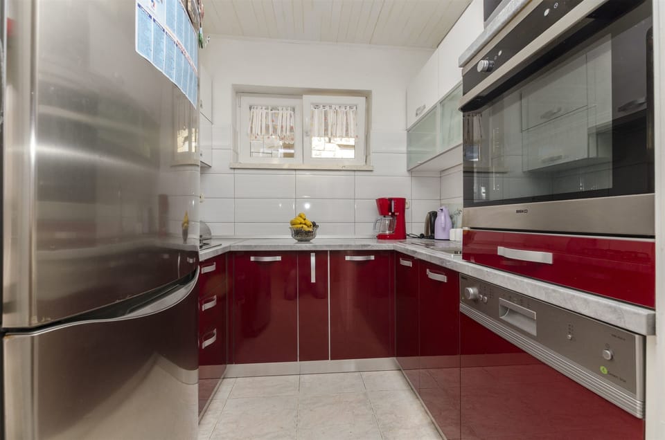 Private kitchen | Fridge, microwave, oven, stovetop
