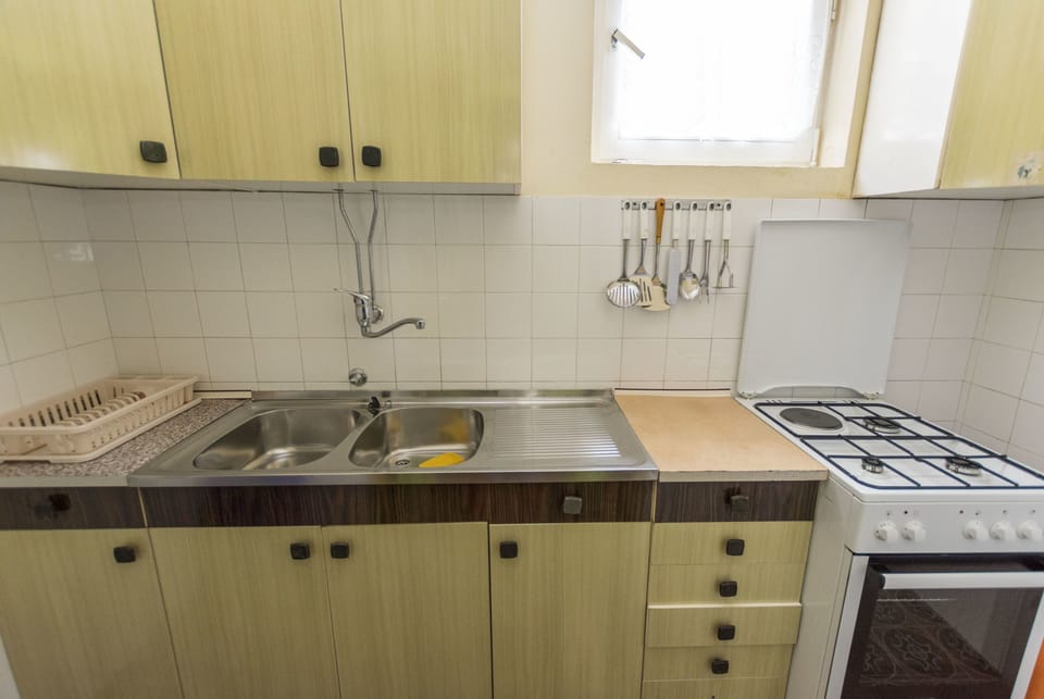Apartment (A1) | Private kitchen | Fridge, oven, stovetop, cookware/dishes/utensils