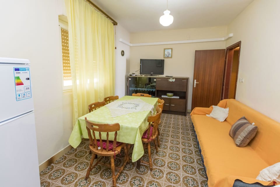 Apartment (A1) | Dining