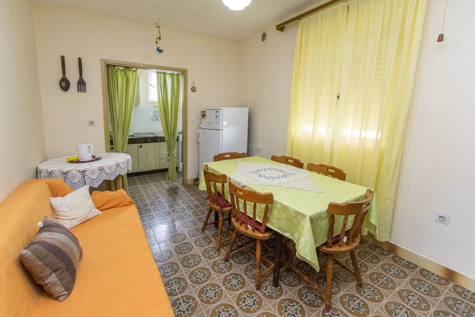 Apartment (A1) | Dining