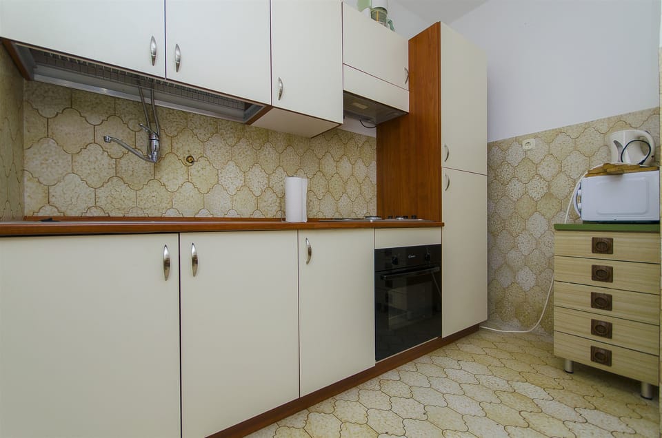 Private kitchen | Fridge, microwave, oven, stovetop