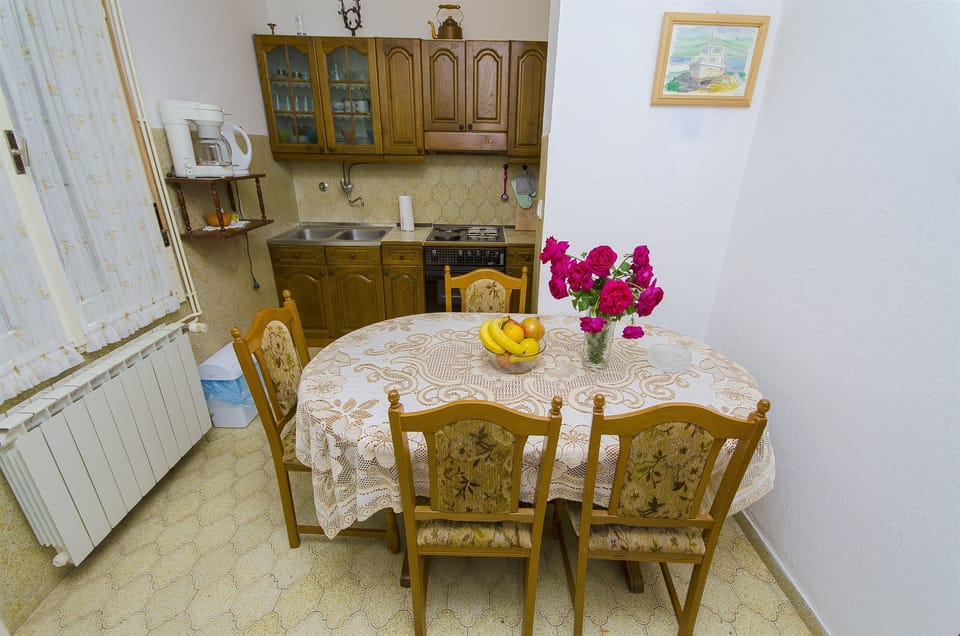 Private kitchen | Fridge, microwave, oven, stovetop