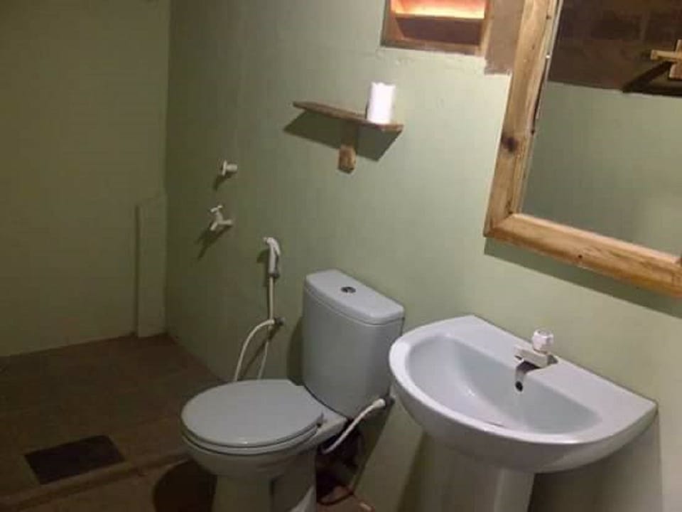 Traditional Cottage | Desk, laptop workspace, WiFi (free), bed sheets