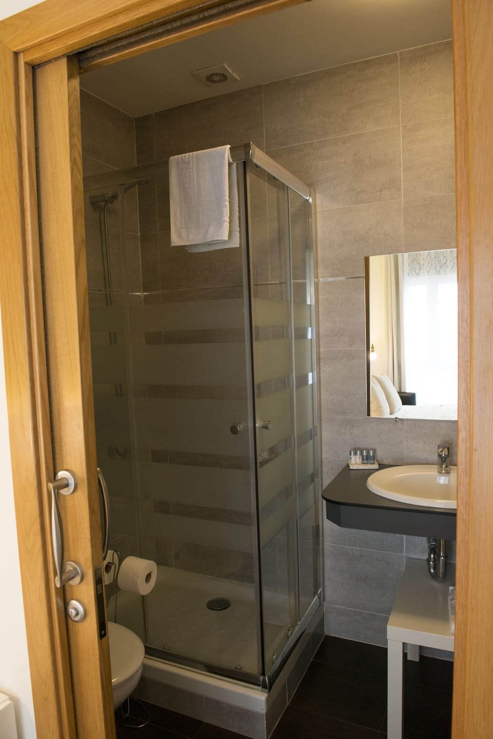 Double Room, Private Bathroom | Bathroom | Shower, free toiletries, hair dryer, towels