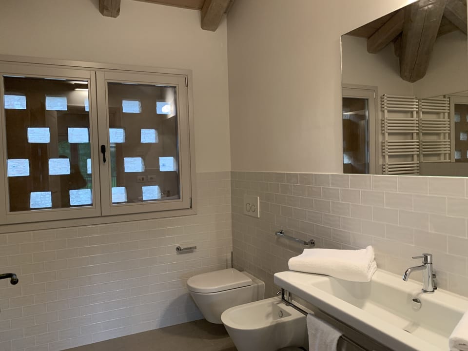 Grand Room | Bathroom | Shower, free toiletries, hair dryer, bidet