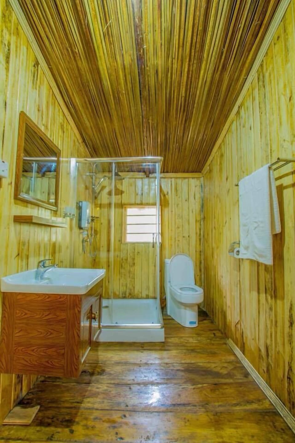 Shower, rainfall showerhead, free toiletries, hair dryer