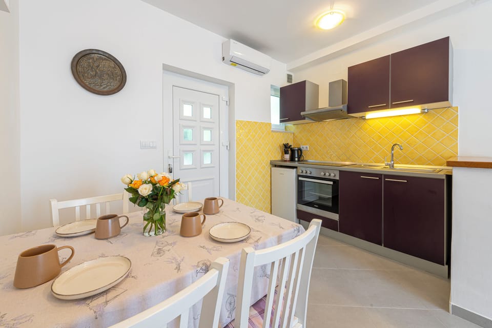 Apartment, Sea View | Dining room