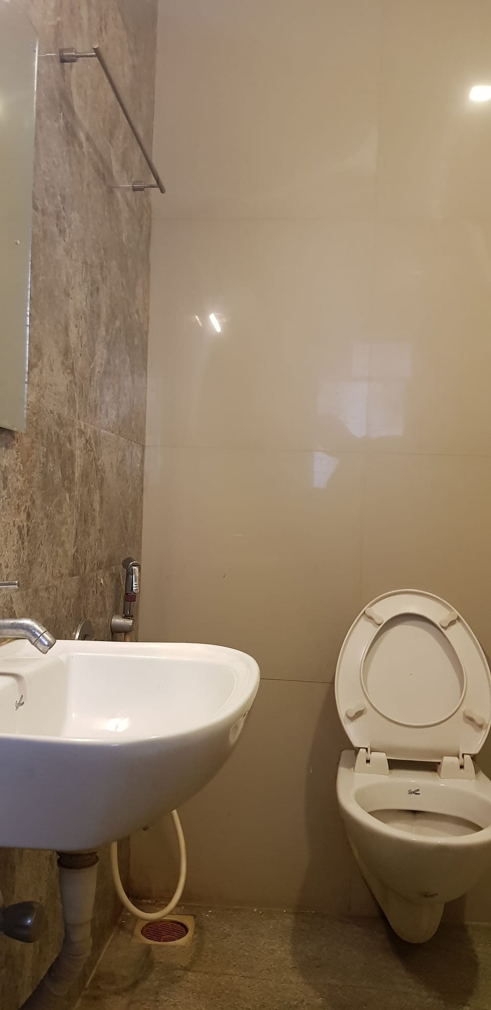 Standard Double Room | Bathroom | Towels, soap, shampoo