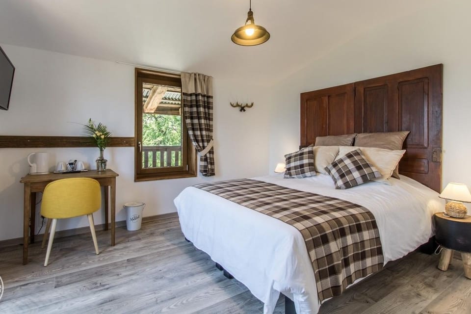 Double Room (Hugo) | Premium bedding, desk, laptop workspace, blackout drapes