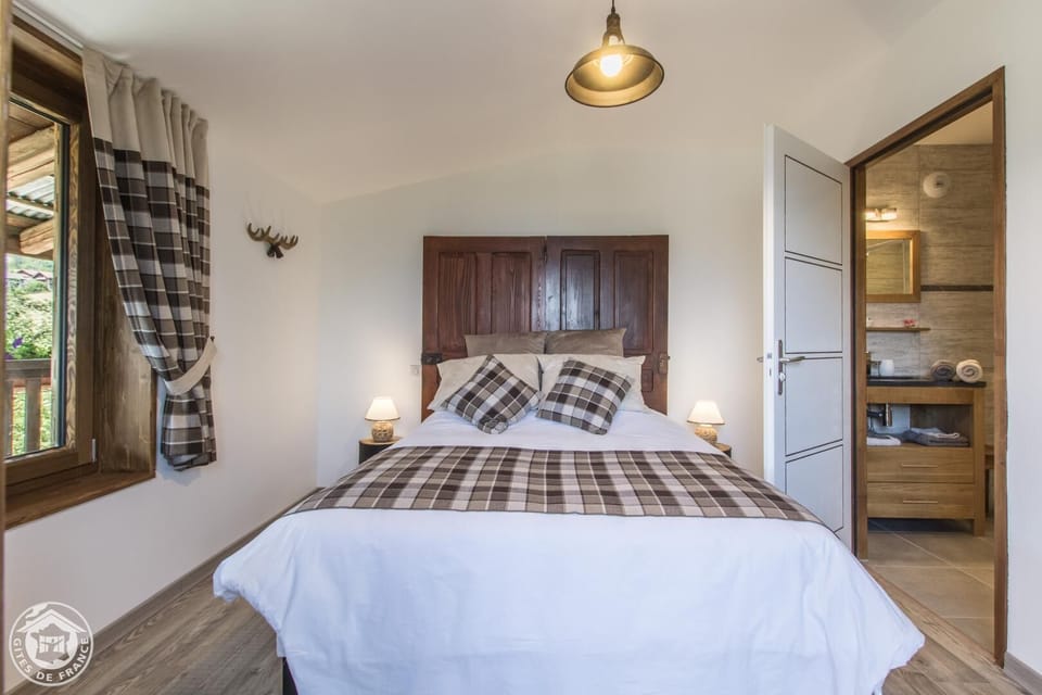 Double Room (Hugo) | Premium bedding, desk, laptop workspace, blackout drapes
