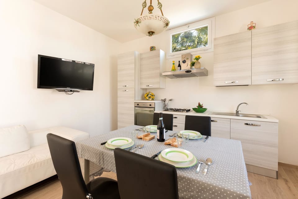 Comfort House, 2 Bedrooms | In-room dining