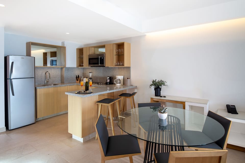 Suite Premium Ocean Front | Dining room