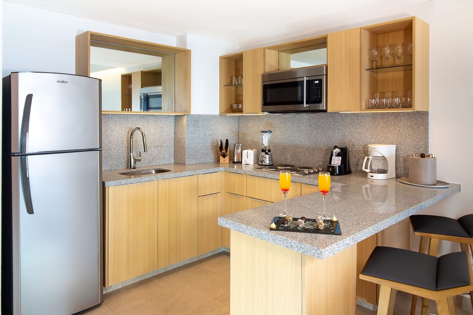 Suite Premium Ocean Front | Private kitchen | Cookware/dishes/utensils