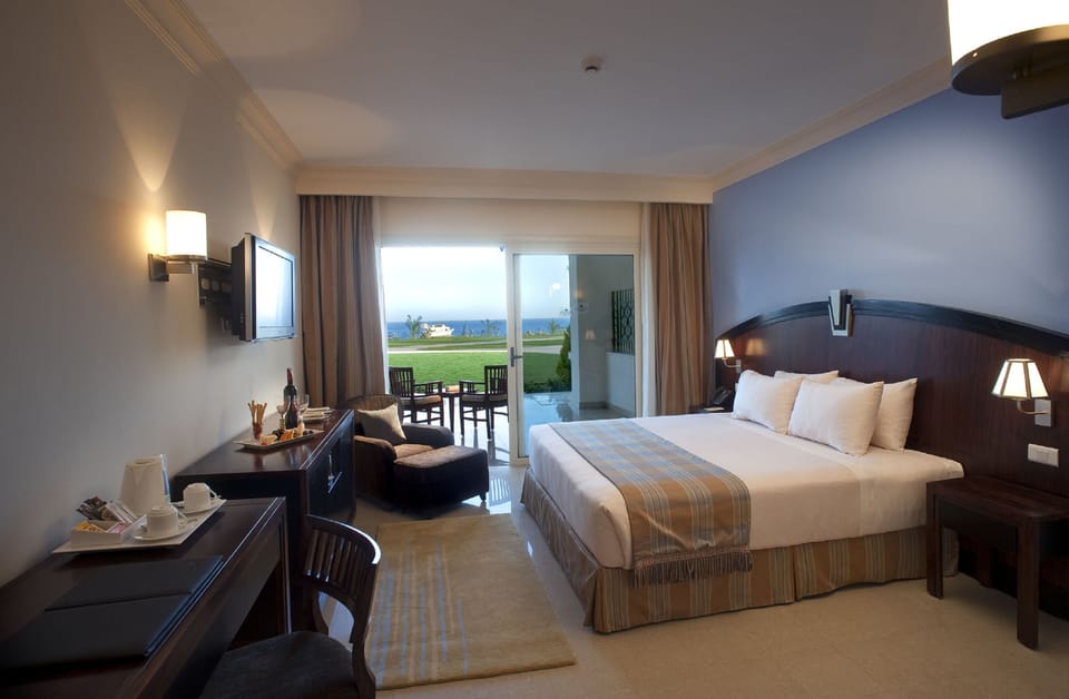 Super Deluxe Beach Front | Memory foam beds, minibar, in-room safe, desk