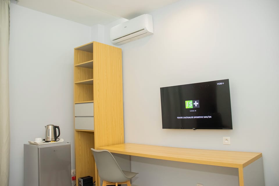 Presidential Suite | Living area | 32-inch flat-screen TV with satellite channels, TV
