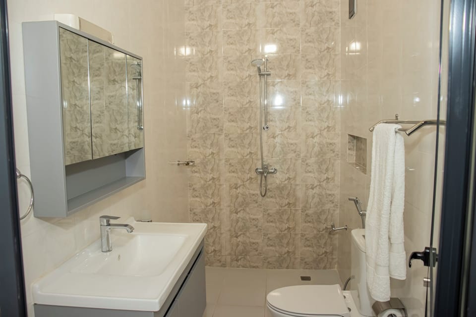 Presidential Suite | Bathroom | Shower, rainfall showerhead, free toiletries, towels